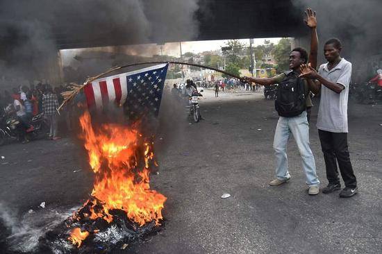 抗议者焚烧美国国旗，来自RT