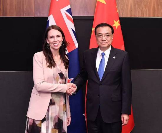 国务院总理李克强在新加坡会见新西兰总理阿德恩。新华社记者申宏摄