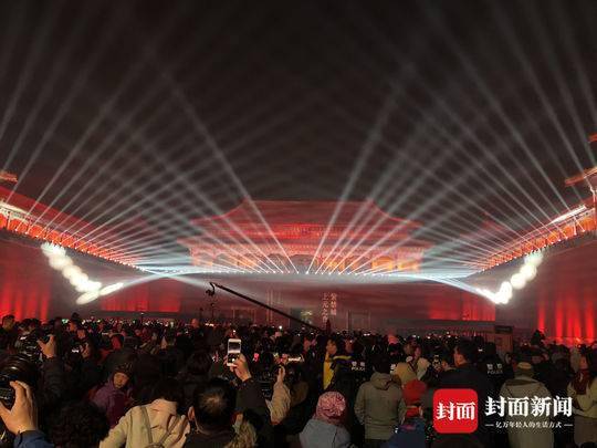 故宫“正月紫禁城上元之夜”活动灯光表演在午门上演。摄影/封面新闻记者代睿