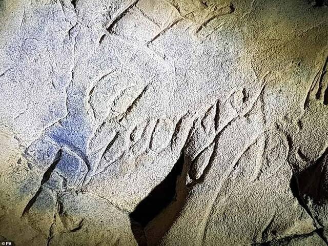 英国诺丁汉郡克雷斯韦尔悬崖6万年洞穴壁画现数百涂鸦古人驱邪的“女巫记号”