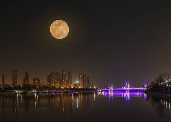 农历正月十五元宵节遇上“超级月亮”上演“年度最大最圆”月亮