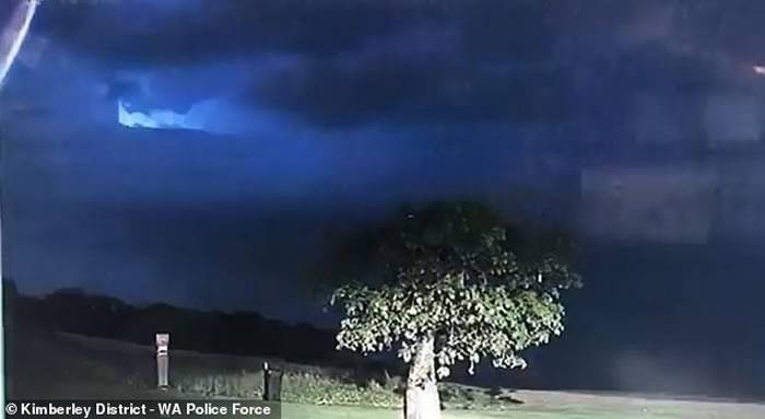 澳大利亚超清晰“立体UFO”现身雷雨黑夜警察惊呆：我们并不孤单