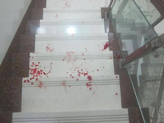 楼梯上的血迹