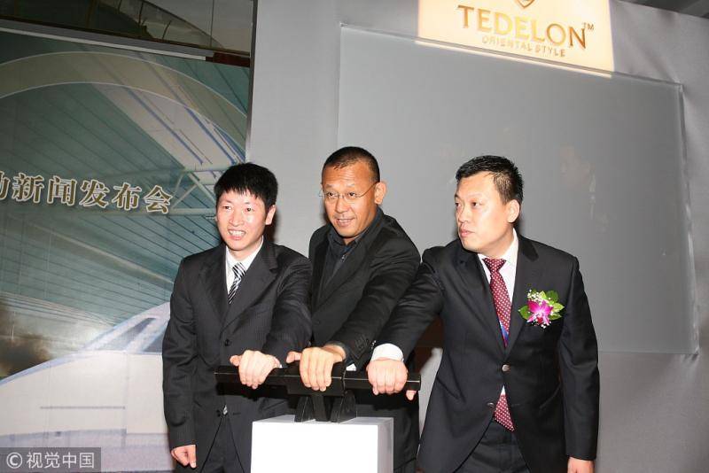 2008年6月30日，北京，太子龙服饰公司新闻发布会。姜文（中）图/视觉中国