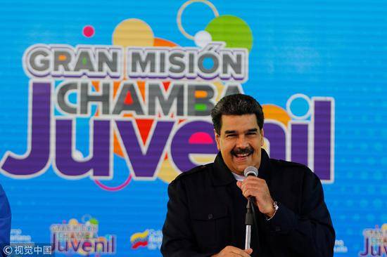 1月26日，马杜罗现身委内瑞拉首都，微笑发表演讲。（图：视觉中国）