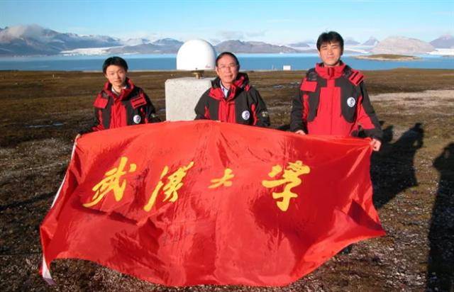 鄂栋臣与武汉大学队员在北极卫星观测站前