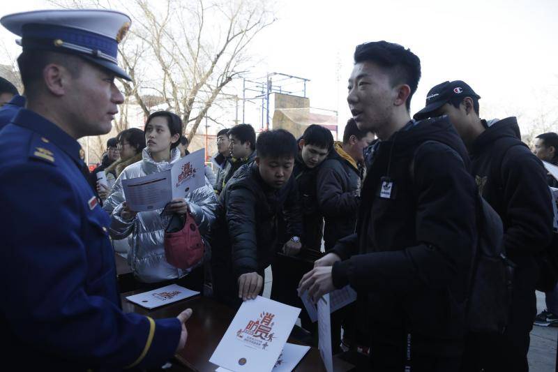 前来咨询的应聘者。摄影/新京报记者侯少卿