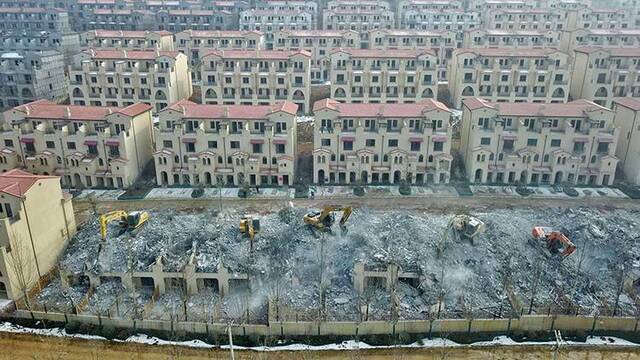 2月20日，石家庄市鹿泉区“西美金山湖”小镇项目拆除施工现场，第一排三栋联排别墅已被拆除。