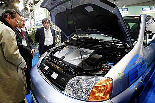 日本本田汽车公司展出新研发的氢燃料电池汽车。新华社记者任正来摄