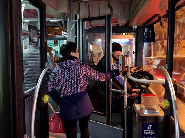 北京公交集团此前透露，北京70%以上的公交车设有安全隔离门。新京报记者裴剑飞摄