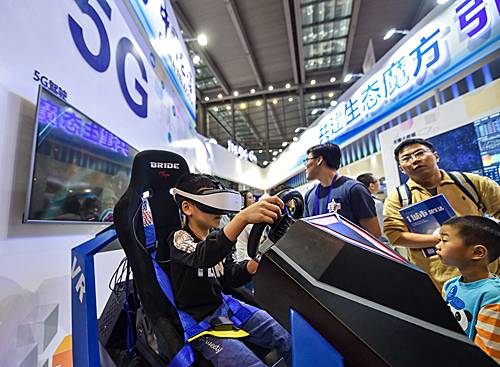 参观者在中国移动的展台体验5G驾驶游戏。新华社记者毛思倩摄