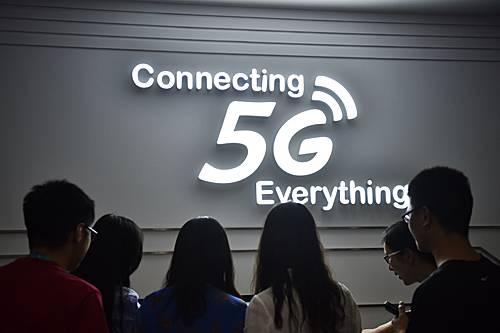 体验者在位于北京市的中国移动5G体验厅观看5G设备。新华社记者吴刚摄