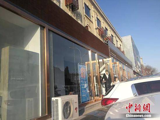 2月20日，燕郊售楼一条街，一家新装修的中介门店贴出招聘房产销售的广告。中新网记者邱宇摄