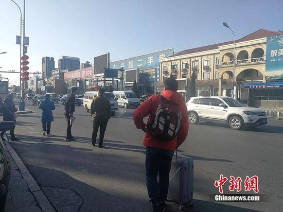 2月20日，燕郊售楼一条街上，发放楼盘广告传单的人随处可见。中新网记者邱宇摄