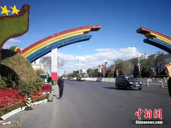 彩虹门是燕郊售楼一条街的标志。中新网记者邱宇摄