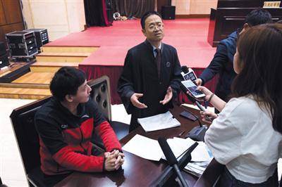 庭审结束后，汪强与律师接受记者采访。
