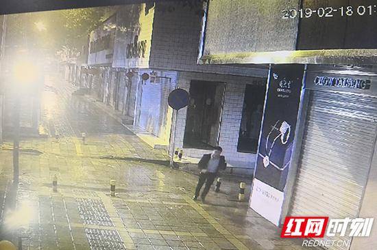监控摄像头拍下犯罪嫌疑人抢包后仓皇逃窜的画面。
