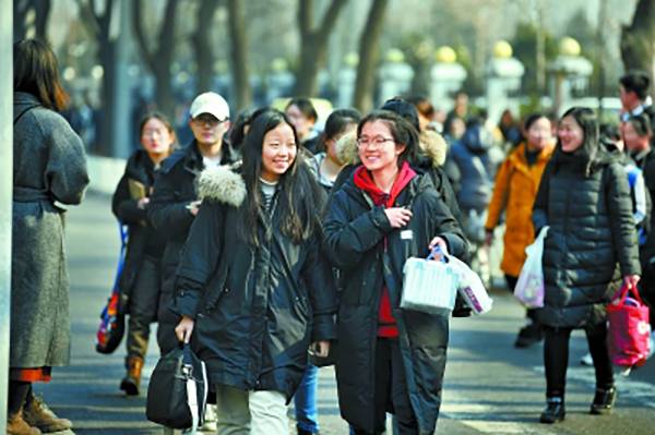 2月19日，中央美院2019年艺考启动，在北京服装学院考点，考生们结伴而行，表情轻松地进场考试。北京日报图