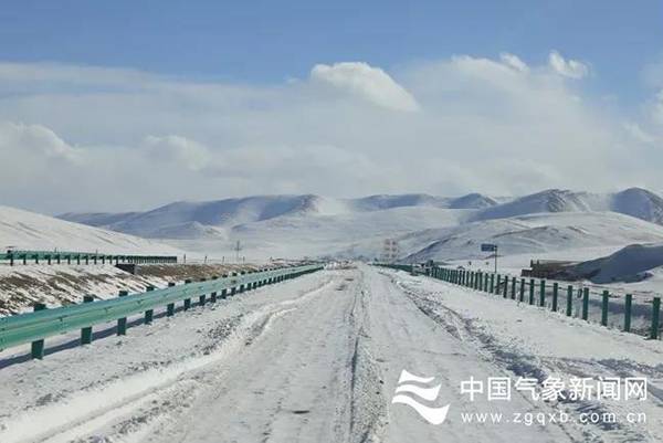 图为通往玉树州的高速公路上厚厚的积雪。才仁旦周拍摄