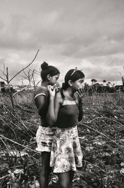 两个年轻女孩在玛瑙斯围观一个凶杀案的犯罪现场