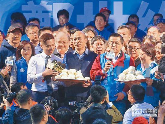 新北市三重“立委”补选国民党参选人郑世维（前排右二）23日造势活动，高雄市长韩国瑜（前排右三）与台中市长卢秀燕（前排右）合体送包子。（图片来源：台湾“中时电子报”）