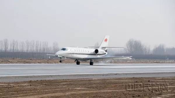 奖状680校验飞机平稳地降落在北京大兴国际机场。汪洋摄