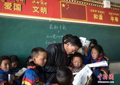 教师正在为孩子讲学。中新社记者刘关关摄