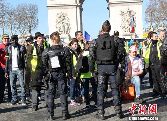 当地时间2月23日，巴黎遭遇自2018年11月以来的第15轮示威，防暴警察在凯旋门维持秩序。中新社记者李洋摄