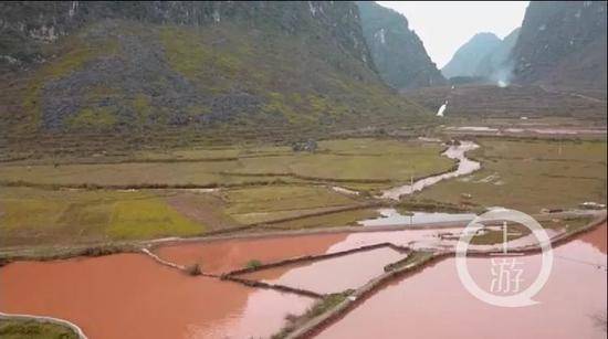 当地河流及农田遭遇污染，河水呈暗红色