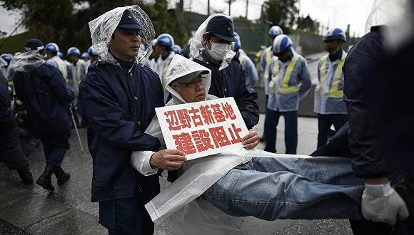 2月22日，日本冲绳县名护市，当地民众在美国海军陆战队军营外静坐示威。图片来源：视觉中国