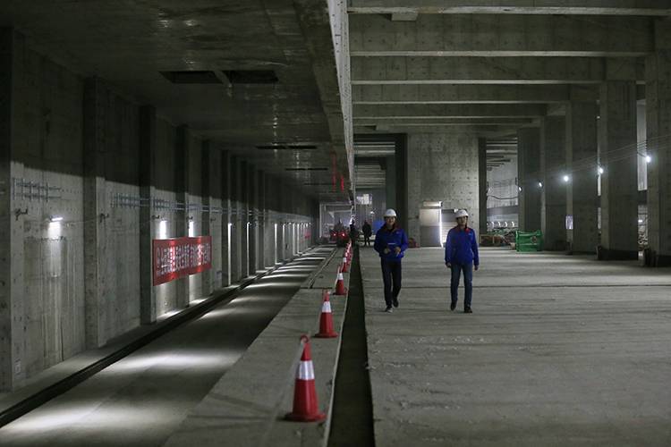 京雄城际新机场站主体完工，地下二层站台层。