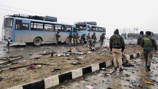 2月14日印度准警察部队遭遇袭击后现场图，来自路透社