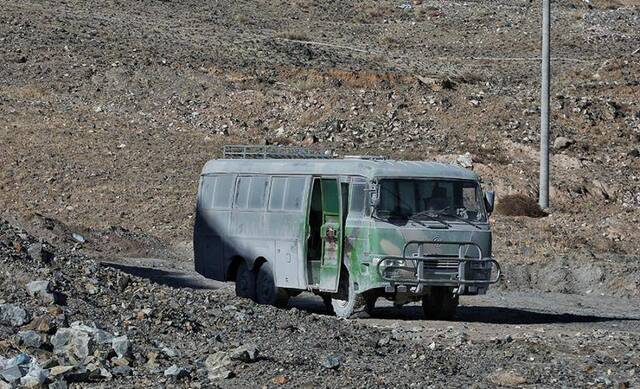内蒙古西乌旗银漫矿业公司东侧山坡上停放一辆改装的运送矿工的车辆。新京报记者王飞摄