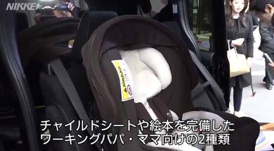 车上配有婴儿座椅、绘本等