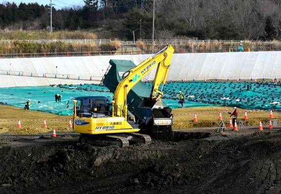 福岛县的中转储藏设施内，污染土被填埋处理。（朝日新闻）