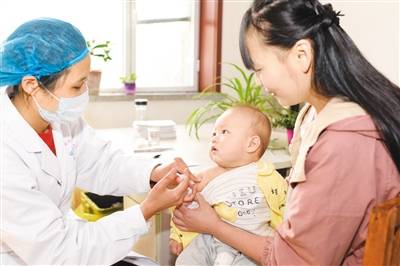 幼儿在河北省安平县疾病预防控制中心接种疫苗。新华社记者朱旭东摄