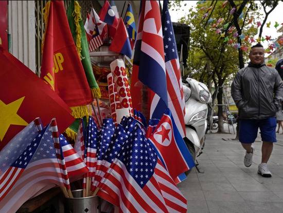 越南街头的朝美两国国旗（图源：外媒）