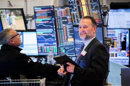 2月25日，交易员在美国纽约证券交易所工作。新华社记者王迎摄