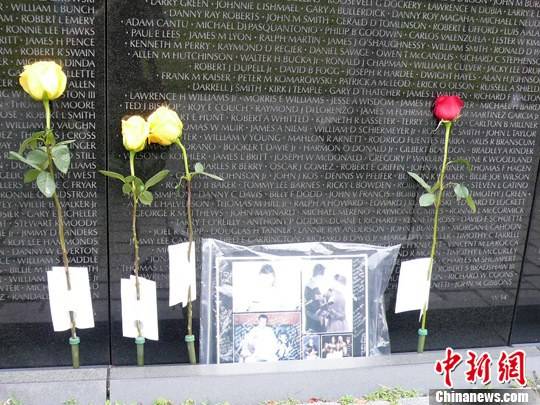 资料图：美国民众到华盛顿“越南战争阵亡者纪念碑”前为在越战期间阵亡的美军官兵敬献鲜花。中新社发周利朔摄
