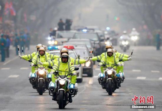 当地时间2月26日中午，朝鲜最高领导人金正恩乘车抵达越南河内下榻酒店。中新社记者富田摄