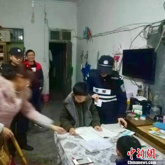 民警教孩子做题奚金燕摄