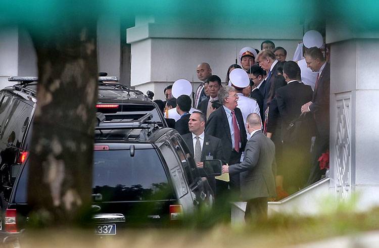美国总统特朗普在总统府午餐后离开。