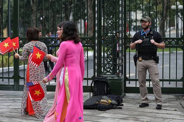 穿着传统服装“奥黛”的越南女子从门前走过。