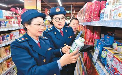 1月8日，河北省石家庄新乐市一家超市内，市场监督管理局执法人员正在对销售的保健品进行检查。贾敏杰摄（人民视觉）
