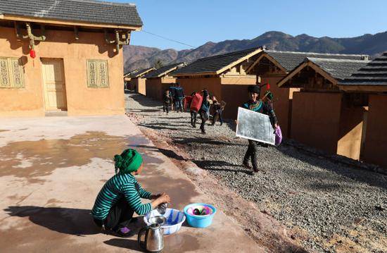 ↑在位于大凉山腹地的四川省昭觉县三河村易地扶贫安置点，彝族村民喜搬新居（2019年2月11日摄）。新华社记者江宏景摄