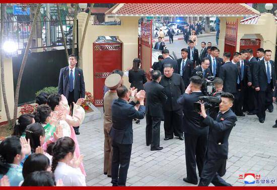 金正恩抵达朝鲜驻越南大使馆。（朝中社）