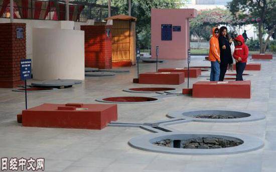 “苏拉布国际厕所博物馆”里展示着各种各样的厕所（新德里）