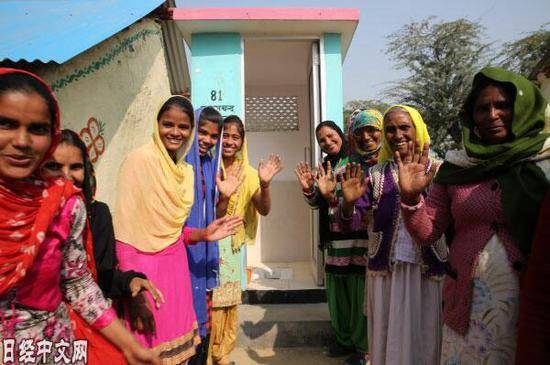 “苏拉布国际社会服务组织”无偿建的厕所和当地的女性们（马罗拉村）