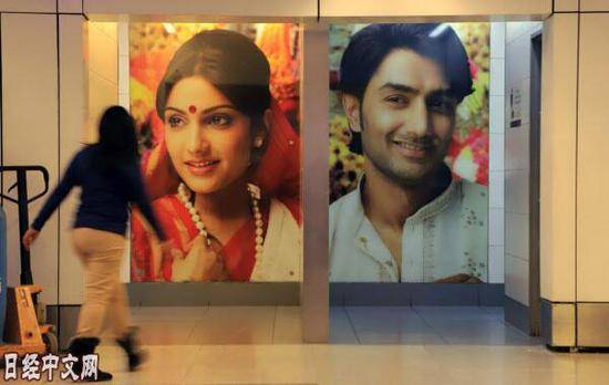 印度德里国际机场厕所入口处“俊男美女”迎接客人