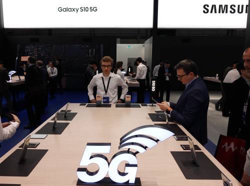 人们在世界移动通信大会上感受5G。新华社